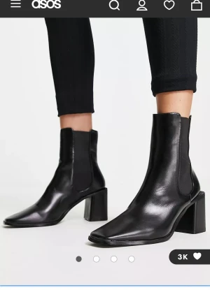 Chelseaboots - klack - stövlar - RAID – Kennedi – Svarta chelseaboots med halvhög klack. Använt 2 månader. Defekter förekommer utanför skor, inget på insidan.  Ord. Pris: 569:- 