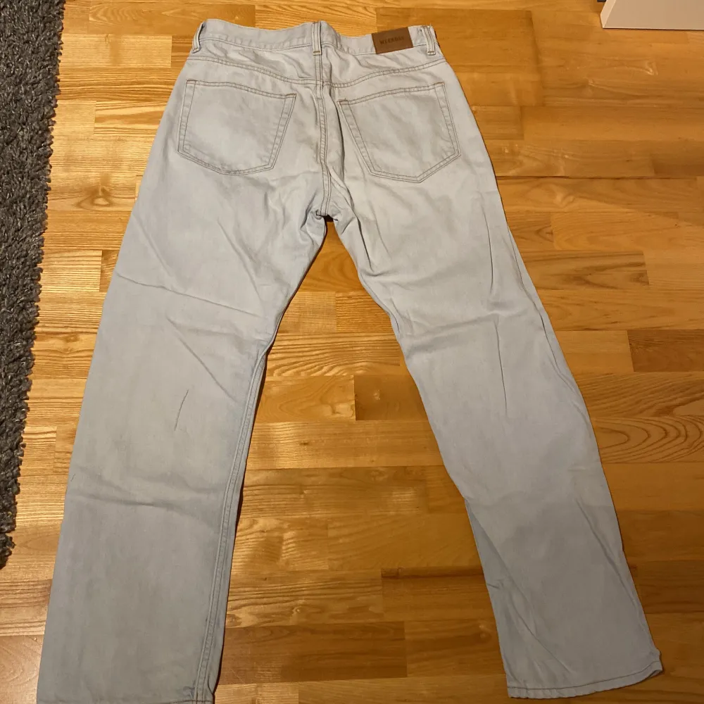 Ett oanvänt par jeans från weekday, model(space) i storlek 30/30. Köparen står för frakten, för fler bilder eller frågor skriv Dm. Jeans & Byxor.