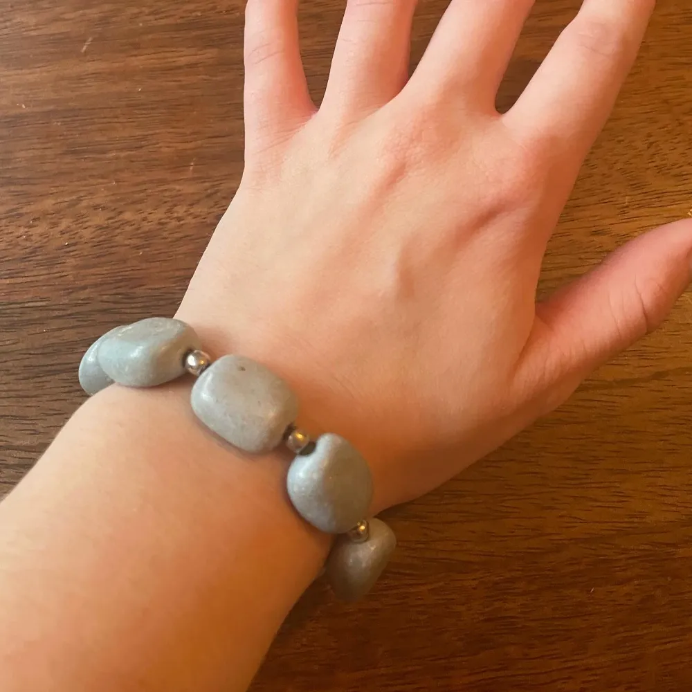 Armband med (oidentifierade) stenar och silver pärlor🫶. Accessoarer.