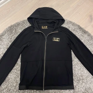 EA7 tröja  - Säljer den på grund av att den inte passar mig men tröjan är jätte fin och nästan oanvänd skick 10/10 pris går att diskuteras 