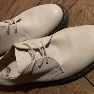 Vita Dr Martens strl 39 - Oanvända Dr Martens. Kan mötas upp i Gbg, annars står köpare frakten.