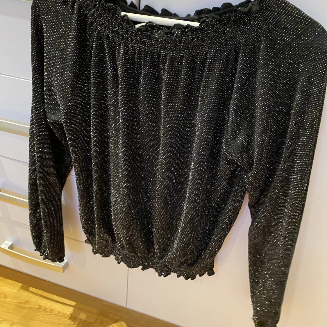 Glittrig off shoulder tröja  - 90