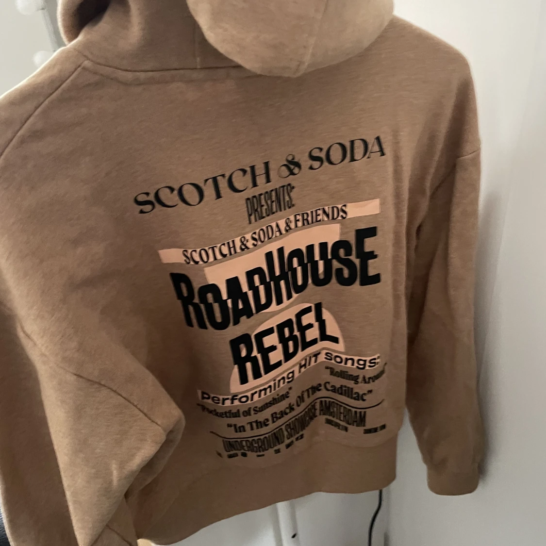 Säljer beige hoodie - 90