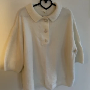 Stickad blus - Fint skick, lite luddig.  Pris exl. Frakt. Betalning innan leverans. 