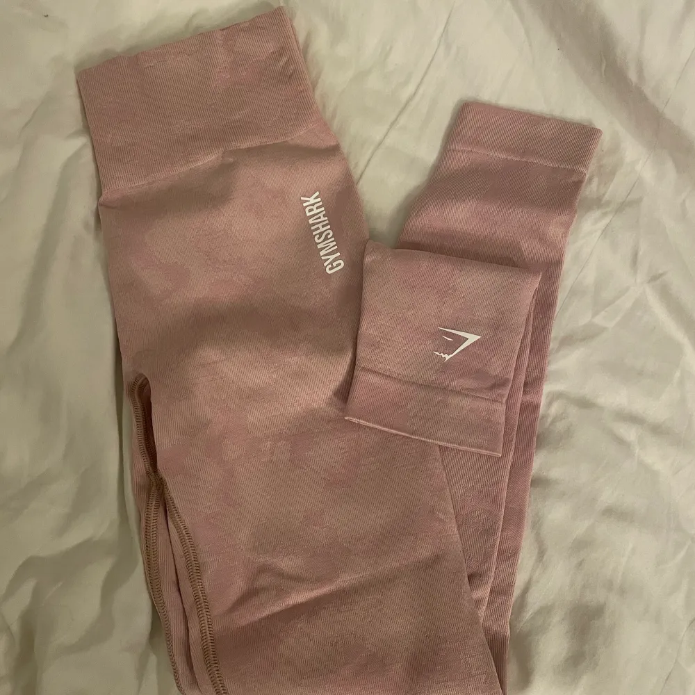 Slutsålda ljusrosa Gymshark tights i modellen Adapt Camo. Storlek S. Aldrig använda.. Jeans & Byxor.