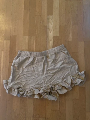 Nya shorts. - Oanvända. Behöver strykas.  Pris exl. Frakt. Betalning innan leverans. 