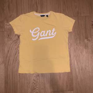Gul t-shirt från Gant. Säljes då den inte kommer till användning💕storlek 13-14 år 75kr + frakt