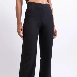 Madlady kostymbyxor  - Säljer nu dessa kostymbyxor från madlady då jag redan har ett par andra därför är dom aldrig använda endast testa💗jag är 164 som referens🫶  om fler bilder önskas eller om du har några frågor så är det bara att skriva här på Plick☺️köparen står för frakten.