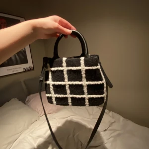 Axelremsväska  - Snygg väska från arkivet 🛍️ Säljer då den inte kommer till användning.  Väskan är nästan som ny och det finns inga tydliga defekter❣️