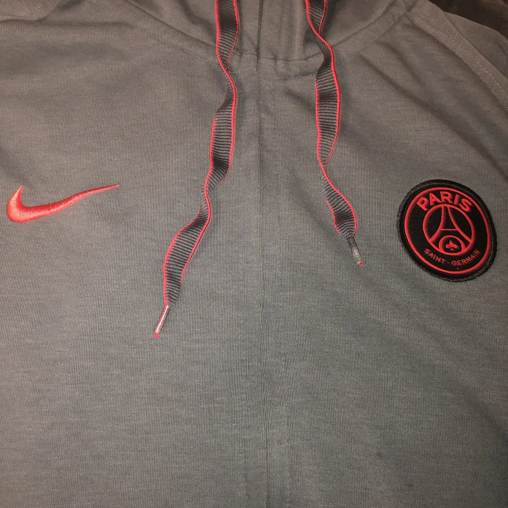 Nike Psg hoodie i mycket bra skick, har använt den 3-4 gånger men den ser helt ny ut säljer den för att den är lite stor på mig Storlek XL Nypris: 900kr Mitt pris: 400kr. Tröjor & Koftor.