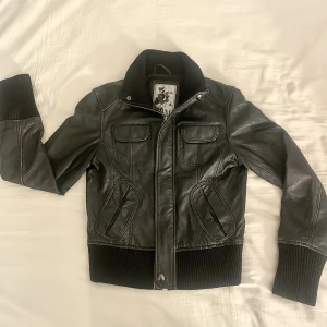 Skinn jacka - Äkta skin jacka som är sparsamt använd! Så fin form med mysiga muddar🤍