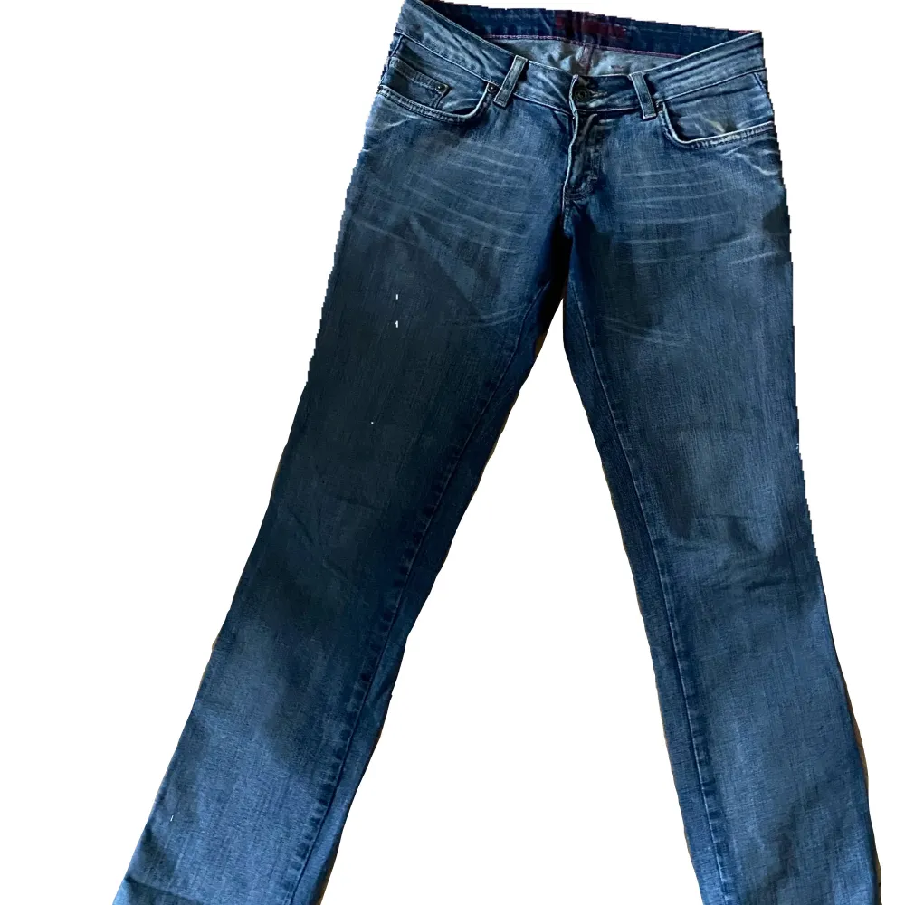 Super fina jeans jag köpt på en loppis men väldigt stora på mig. 26 inch men tror de är ännu större. Super coola detaljer på bakfickan💖. Jeans & Byxor.