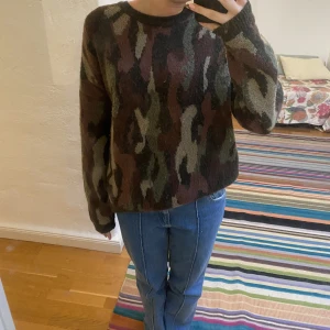 Stickad tröja NA-KD  - Camoflage mönstrad tröja från NA-KD!❤️