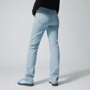 Superfina jeans från weekday som är high waist/mid waist. Modellen Voyage. Frakt tillkommer 