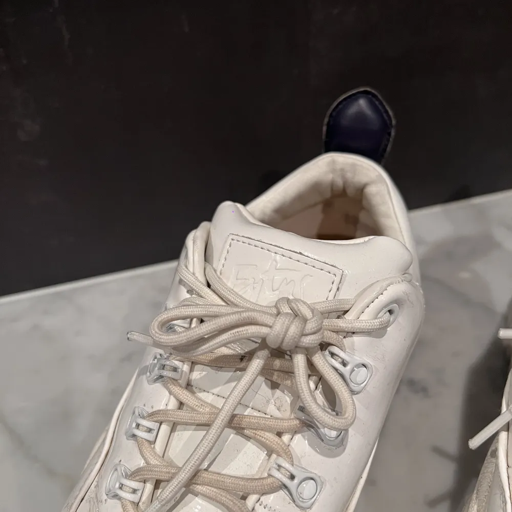 Angel sneakers från Eytys i lack tror jag?! Varsamt använda! Absolut lite smutsiga men det mesta går lätt att tvätta bort. Nypris: 2.800!. Skor.