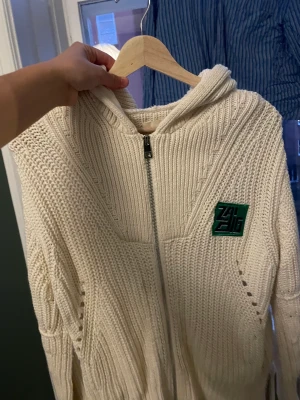 Zadig Kofta - Vit zip up kofta från Zadig med grön detalj på bröstet! Skitsnygg till skidsemestern typ!! Nypris mellan 3000-4000! I princip aldrig använd!