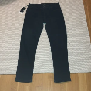 Jack and Jones Jeans - Hej  säljer nu ett par jeans som ja ångrade o råkade tappa bort kvittot, Prislappen är kvar o byxorn är oanvända, den kostar som ny 900kr. Säljer den för 500kr!