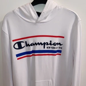Champion hoodie - Säljer denhär för att den är för liten, använd ganska mycket men inga skador på den. 