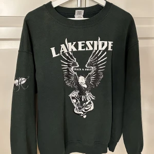 Grön sweatshirt med tryck - Ganska nopprig på insidan men annars fint skick.