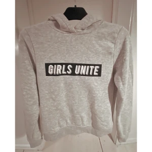 Grå hoodie med text - Grå hoodie från Gina Tricot. Storlek 36. (Skulle säga en liten 36). Lite kortare i modellen. Använd några få gånger, så jättebra skick,