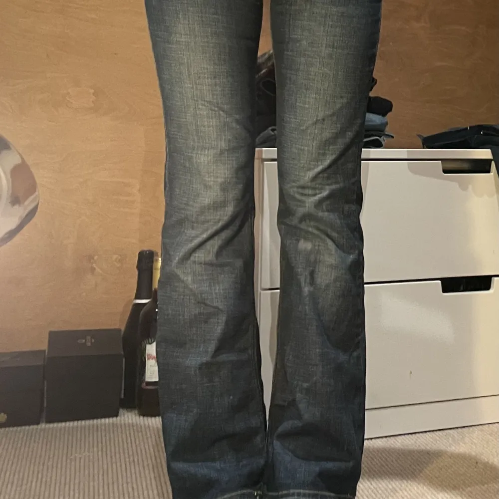 Lågmidajde bootcut jeans från lee i en relativ mörkblå färg. Sitter bra och är sköna.❤️😸. Jeans & Byxor.