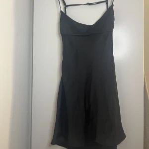 Zara klänning - Jättefin klänning från Zara. Aldrig använd. Säljer pga kommer aldrig till användning. Köpare står för frakt. Skriv vid frågor<3