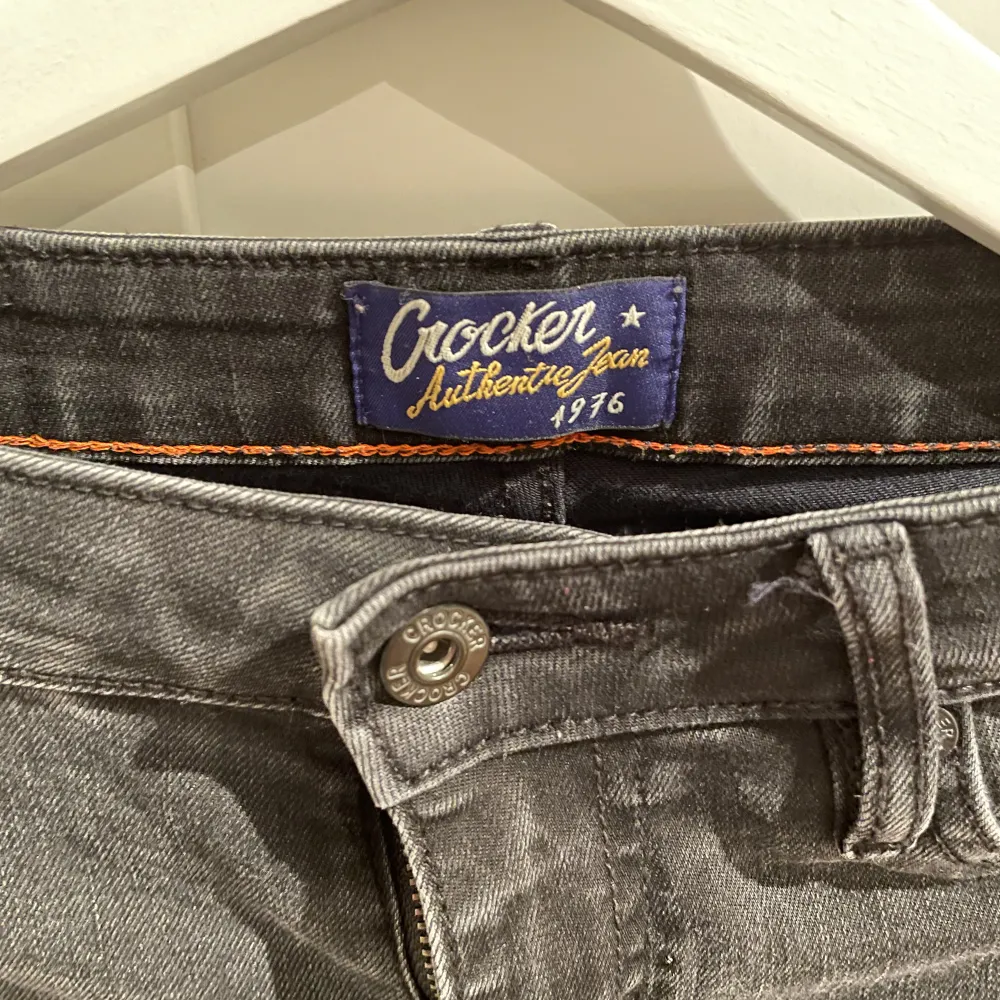 Svarta Lågmidjade bootcut jeans, använda en gång. Byxorna är köpta på 1900talet och sitter bra på mig som är 173cm✨nypris 700kr. Skriv till mig för fler bilder!. Jeans & Byxor.