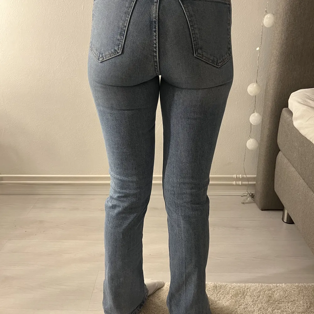Säljer jeansen eftersom dom aldrig kommer till användning❤️Passar kring 170cm lång.. Jeans & Byxor.