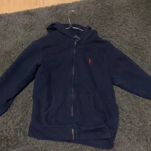  Ralph lauren zip  - Ralph Lauren tröja köpt för typ ett år sedan säljer för att jag vuxit ur den. Den är väldigt liten i storleken så passar nog om du är 160. Pris kan diskuteras!