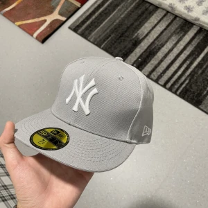 New York keps - Säljer den för 350 helt ny, i storlek 56,8cm 