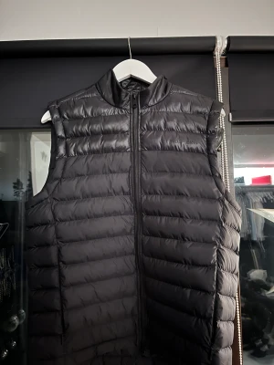 J.Lindeberg väst - Säljer min sprillans nya väst från J.lindeberg. Skick 10/10 som ny. Nypris ca 1500 budgivningen startar vid 500