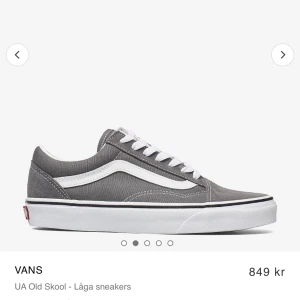 Grå vans i nyskick!! Strl 35 - As snygga ljusgrå vans nästan oanvända!! Köpta för ca 800kr säljer för endast 300kr! Storlek 35 men passar mig som har storlek 36! Köparen står för frakt❤️kontakta vid intresse