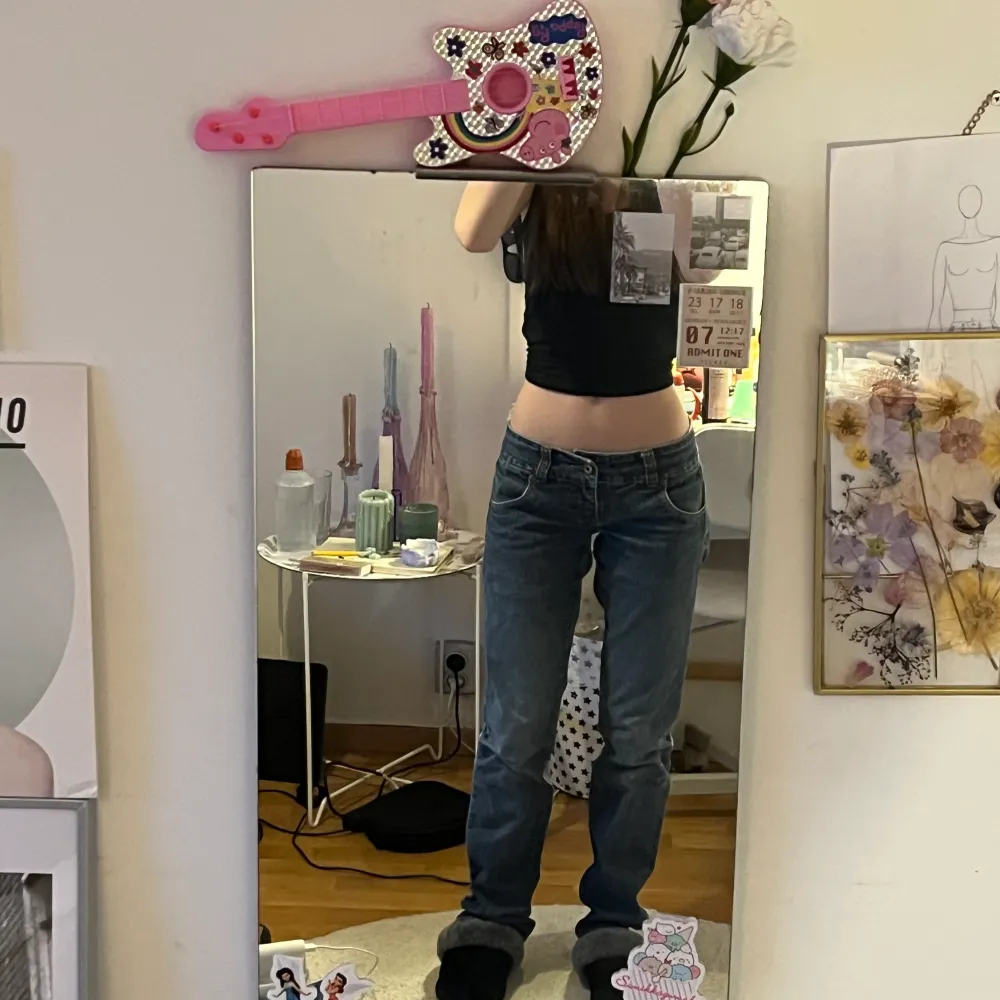 Jättefina straightleg jeans från vero moda. Tycker om de jättemycket men de har tyvärr blivit för små (bilderna är på en kompis) Pris kan diskuteras . Farkut & Housut.