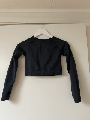 (C)implicity Top - En långärmad svart tajt tränings tröja/top från relode. Använd enstaka gånger o i väldigt bra skick . Ny pris är cirka 300 säljs för 100 + köparen står för frakten 
