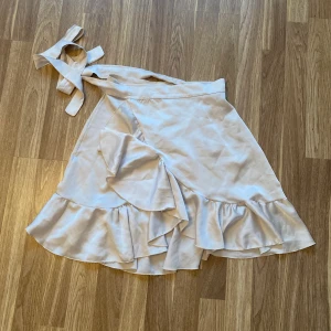 Pärlvit Satinkjol - Vit/beige/pärlvit satinkjol med knytning💞från Chelsea