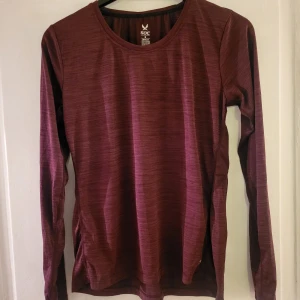 Träningströja  - Tröja i färgen vinrött storlek m, aldrig använd.