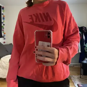 cool röd collegetröja från Nike! 