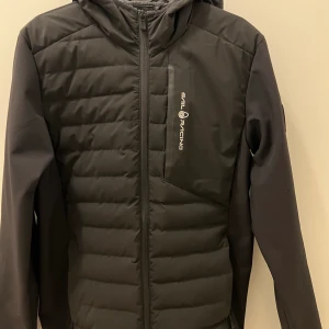 SAIL RACING JACKA - Säljer min jacka från Sail Racing då jag knappt använt den och den har bara legat i garderoben i ett år! Vid snabb affär kan den bli billigare!