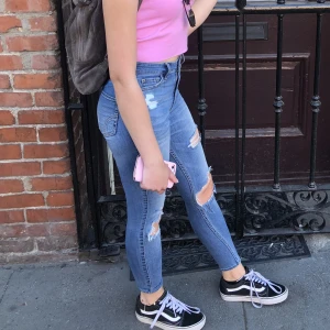 Hollister jeans - Ett par gamla favoriter! Högmidjade i storlek w24/L27 (jag är 165 cm). Är väl använda & därav i begagnat skick:) men de är fortfarande frächa och fina.