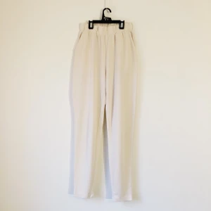 Super soft trousers Monki - Superbekväma, stretchiga byxor med hög midja och avsmalnande ben. Knappt använda och i gott skick förutom en liten reva nära baksömmen som knappt syns när man har på sig dem. Sista bilden är lånad från hemsida och visar passformen, i en annan färg.