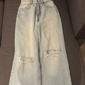 Ljusblå jeans  - Ett par fett snygga jeans som aldrig har kommit till användning, de har 2 hål på knäna och är ganska vida längst ner👍Priset kan såklart diskuteras❤️