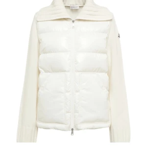 Monclear cardigan - Hej jag SÖKER någon av dessa jackor i storlek  M/L skriv till mig om du har (äkta såklart) kan betala bra