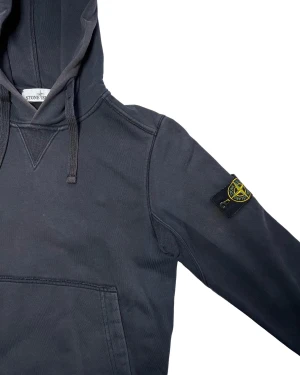 Stone Island Classic Hoodie  - Stone Island Classic Hoodie i S (herr) säljs i begagnat skick och i färgen Navy Blue. Ni hittar alla våra annonser på instagram @wearable_twice. 