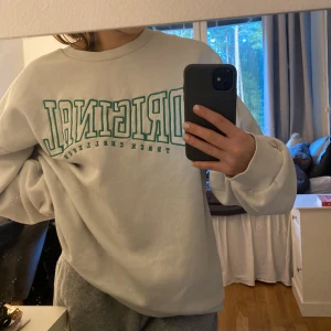 Sweatshirt - Säljer en jätte fin oversized sweatshirt från Gina Tricot som jag köpte förra sommaren som har använts fåtal gånger💕