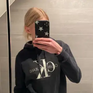 Calvin Klein hoodie i storlek XS, säljer eftersom den inte gör någon användning hos mig & inte särskilt mycket använd ❤️ hör av er vid frågor/fler bilder ❤️ pris + frakt!