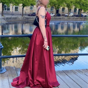 Balklänning - Balklänning i mycket bra skick. Använd 1 gång. Jag är 170 cm lång.  Dragkedja på ryggen, benslits, paljetter samt pärlor på övre delen, tyg: spets & satäng, storlek 40, insydd BH och justerbara axelband.  Jag står för frakten!