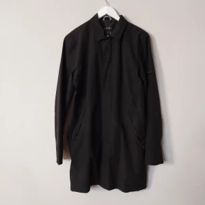 Elvine - JACKA - Regnavvisande jacka från Elvine.   Storlek: Medium Skick: 10/10  Material utvändigt: 87% nylon, 13% elastane Material invändigt: 100% polyester 
