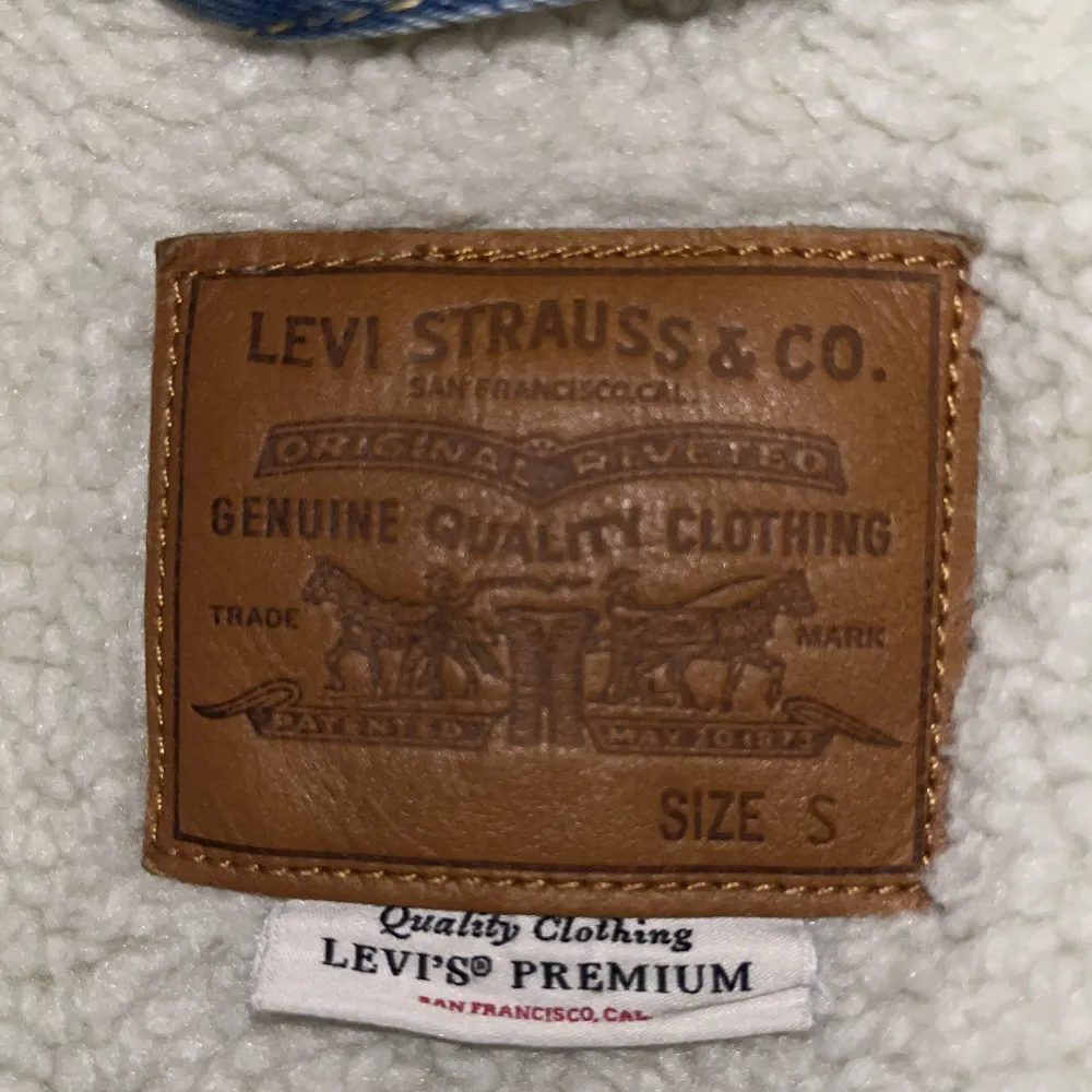 säljer en Levis jeansjacka för lite kallare väder. Den är i nyskick och användts en gång. Nypris 1500kr. Jackor.
