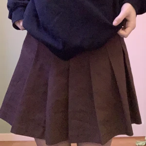 Brun kjol - Säljer denna väldigt fina kjol från hm i storlek 36, säljer för att jag inte tyckte den satt så bra på mig 70kr+frakt📦 !tryck inte på köp!