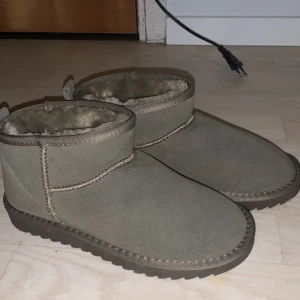 Uggs  - Säljer dessa då de är för liten, aldrig använd bara testad. Storlek 39 men skulle säga 38. Låg i skaftet och är inte vattentät. Ej äkta!